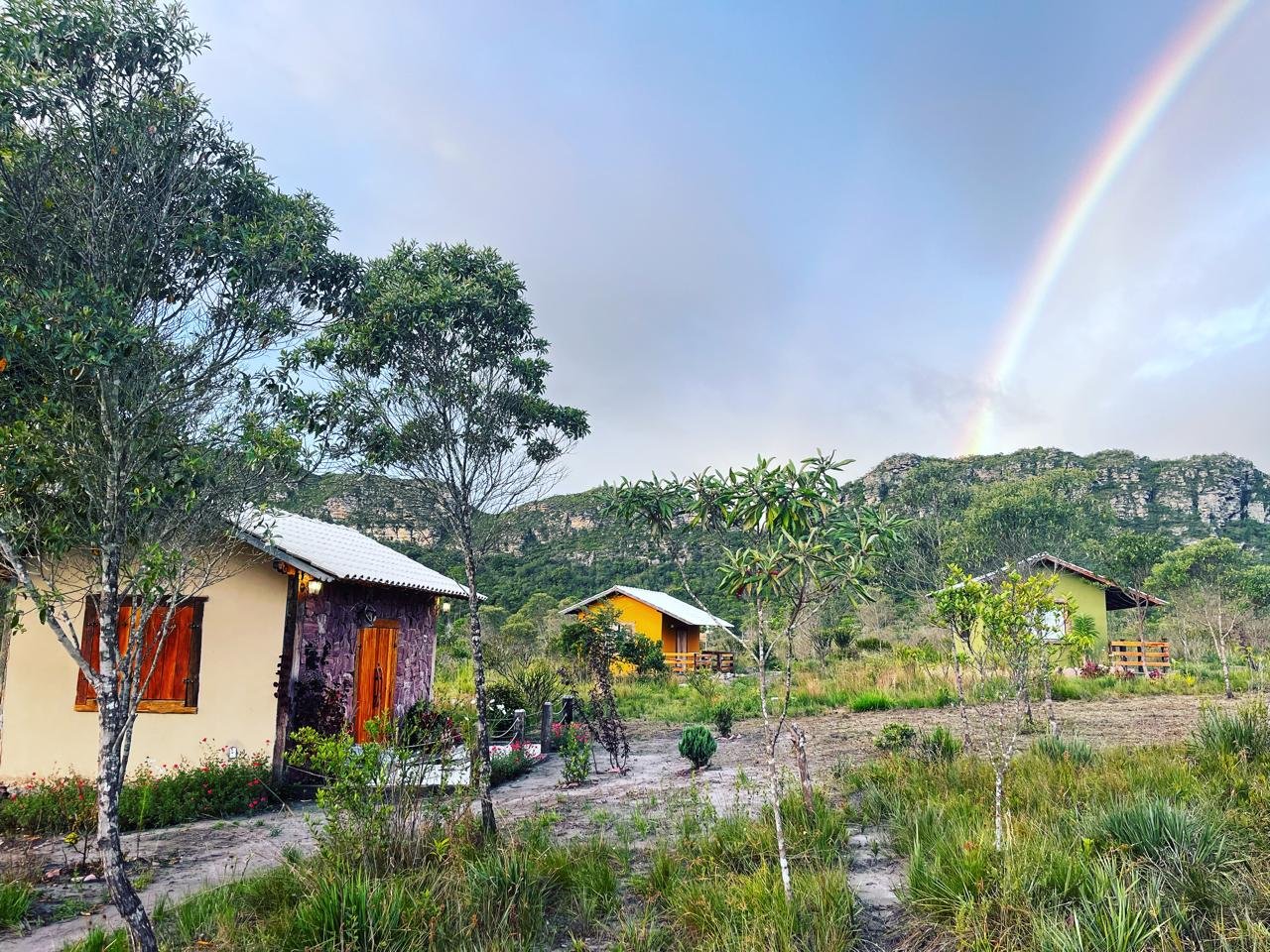 Vista geral dos chalés com arco-íris