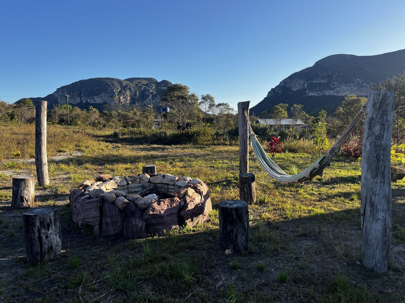 Fogueira e rede com vista para as montanhas