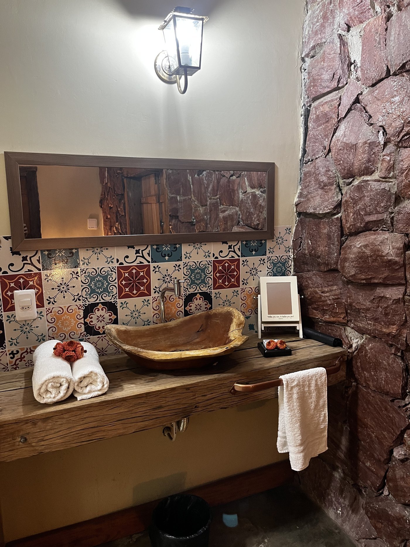 Banheiro rústico com azulejos