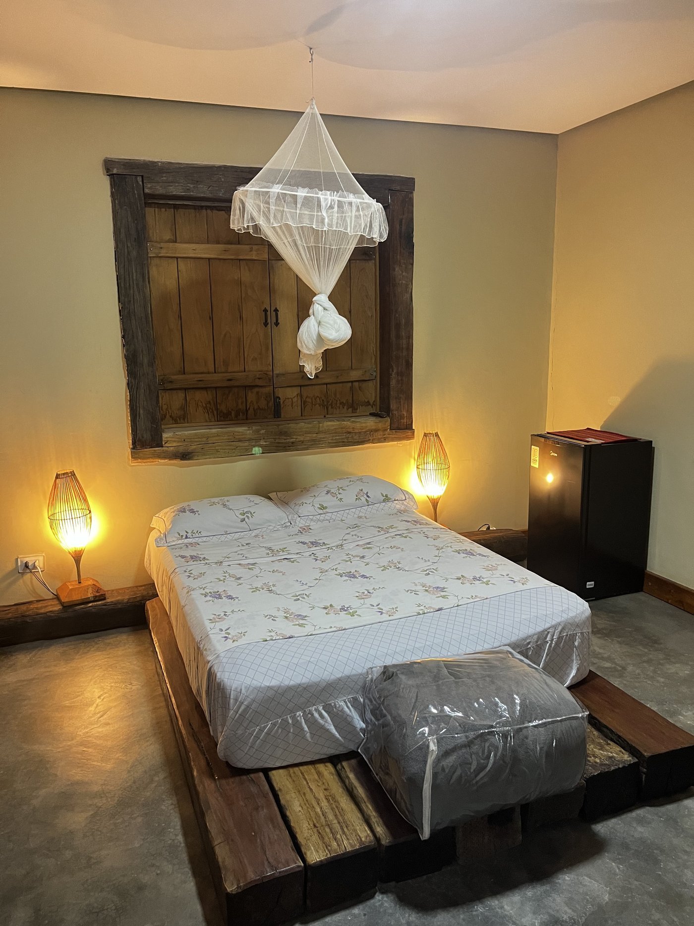 Quarto aconchegante com mosquiteiro