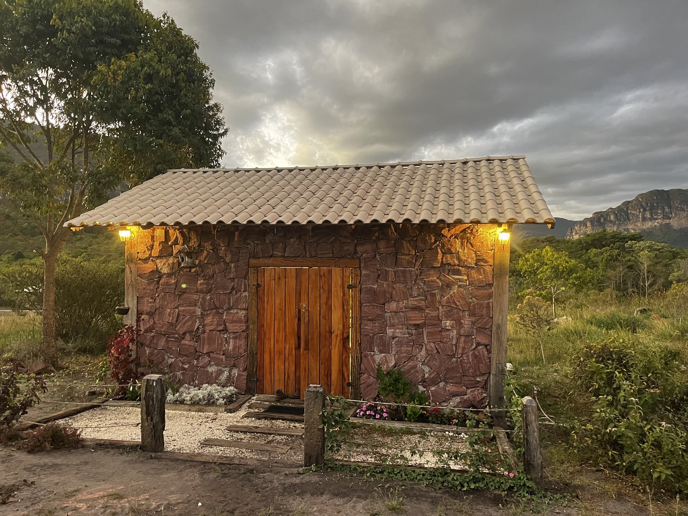 Chalé de pedra ao anoitecer