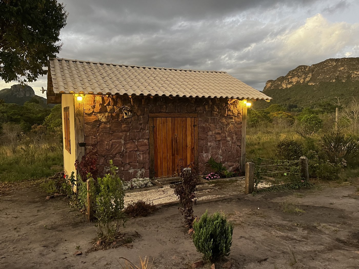 Chalé de Pedra ao anoitecer